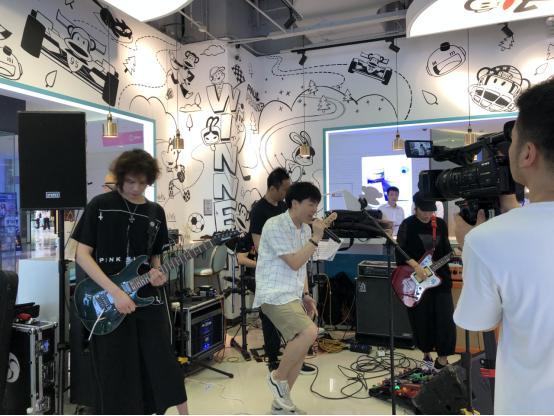 就算暴雨将魔都颠倒，这家「国际潮牌茶饮」照样人多到爆