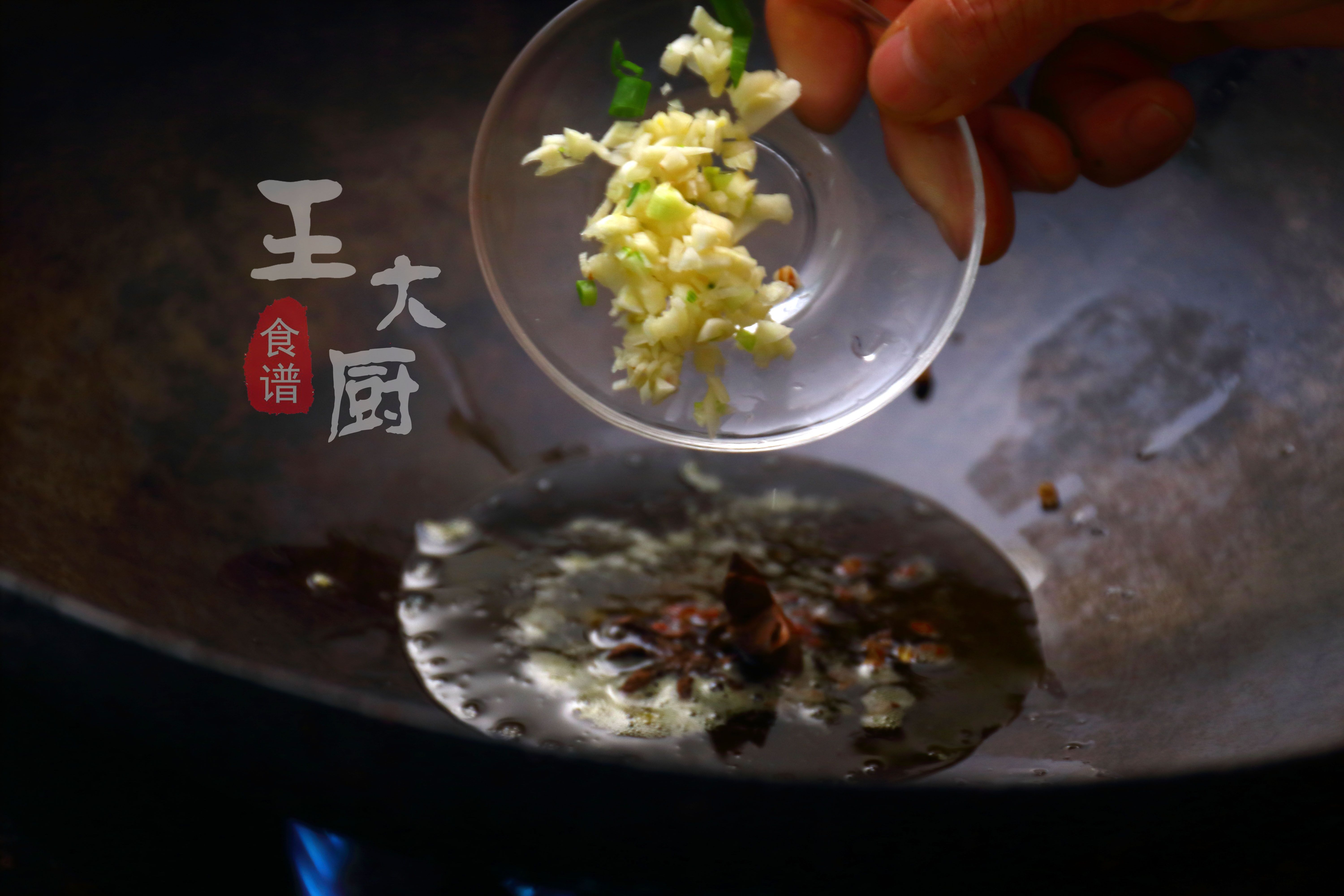 干锅肥肠的家常做法，香辣爽口，肥而不腻，超下饭，家人都爱吃