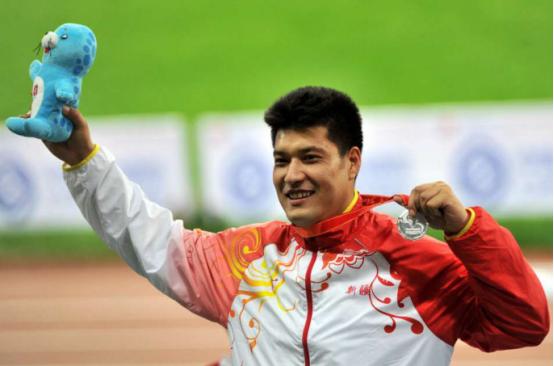 【我是*产党共**员我在体育一线】努尔买买提：铁饼柔情真男儿