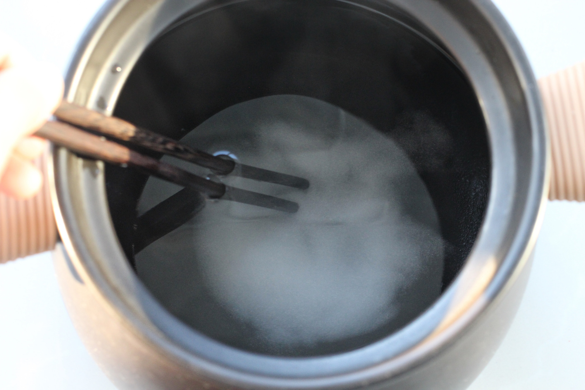 老式腌鸭蛋流油的方法,70岁老人腌鸭蛋的做法