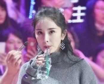 涂口红不沾杯不掉色方法,涂口红的正确方法初学者不沾杯