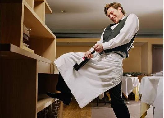 开红酒神器毫不费力的就开动了,有没有不用开瓶机打开红酒的方法