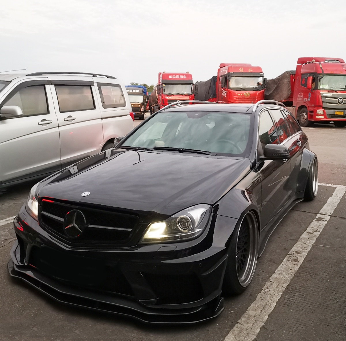 新款奔驰c200改装最帅效果,小县城越野改装店