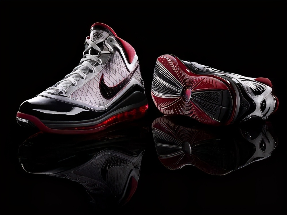 詹姆斯19代翻新,詹姆斯20代配色曝光