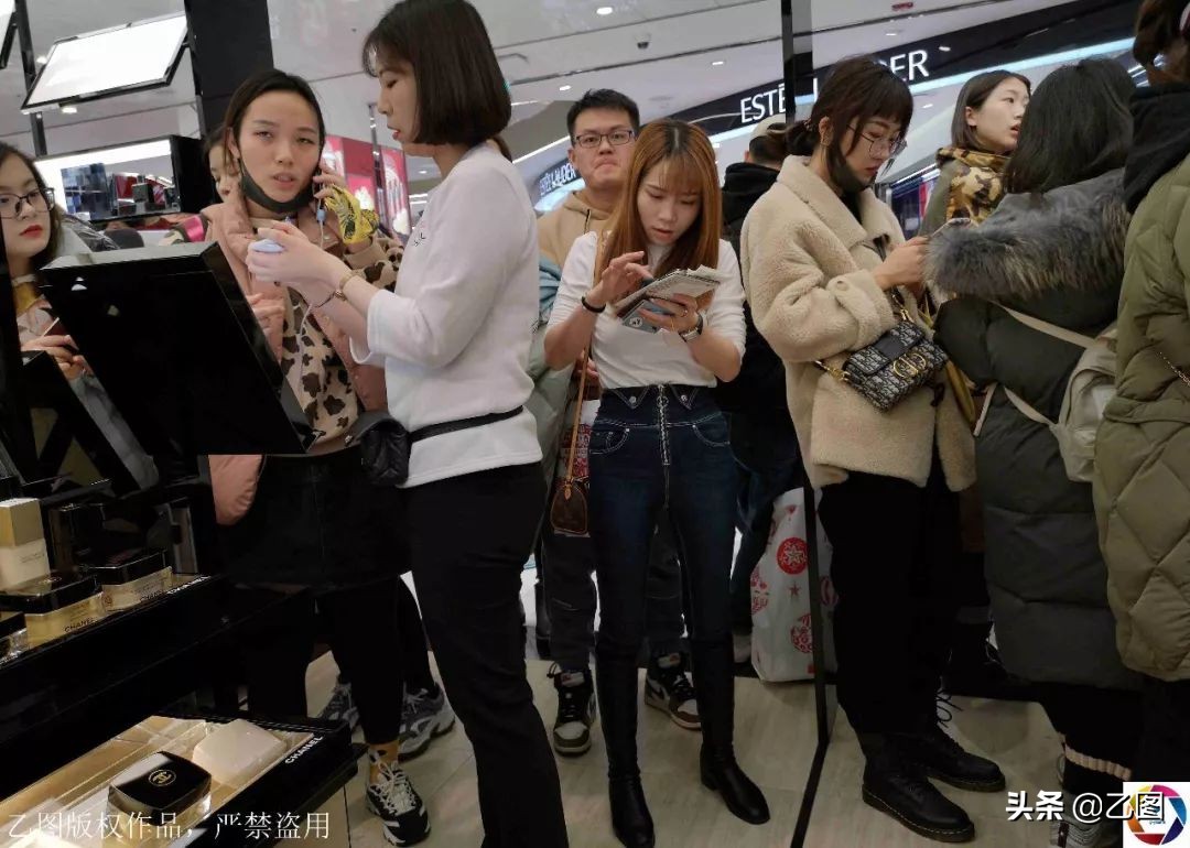 中国游客挤爆韩国免税店,中国游客时隔9月再现韩国免税店