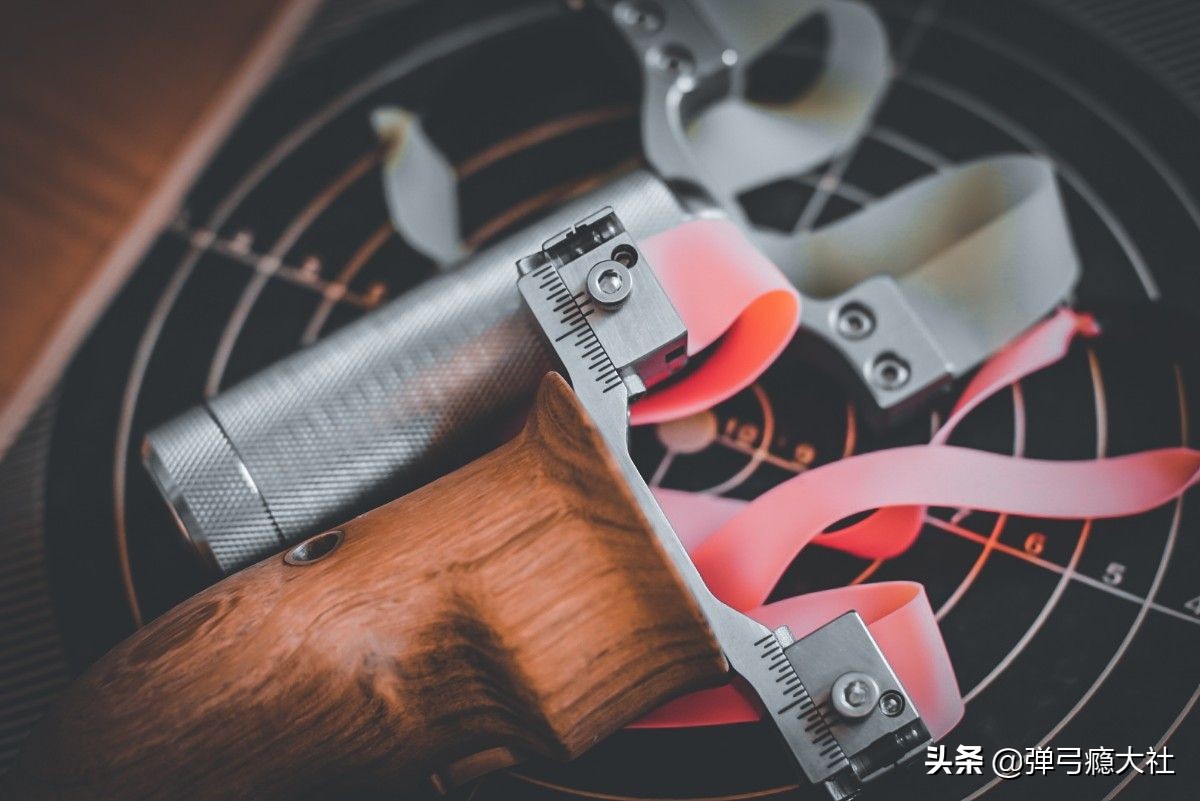 怎么判断扁皮弹弓弹道稳定,要用什么弹弓才适合瞄准