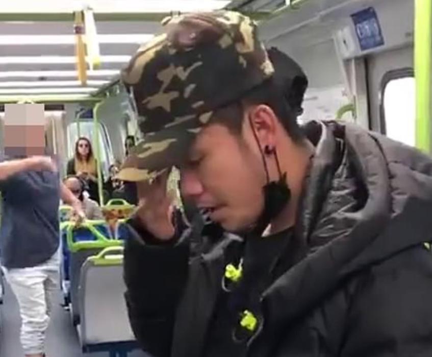 澳男子手持长鞭在中国领事馆门外咒骂，称戴口罩的人故意传播病毒