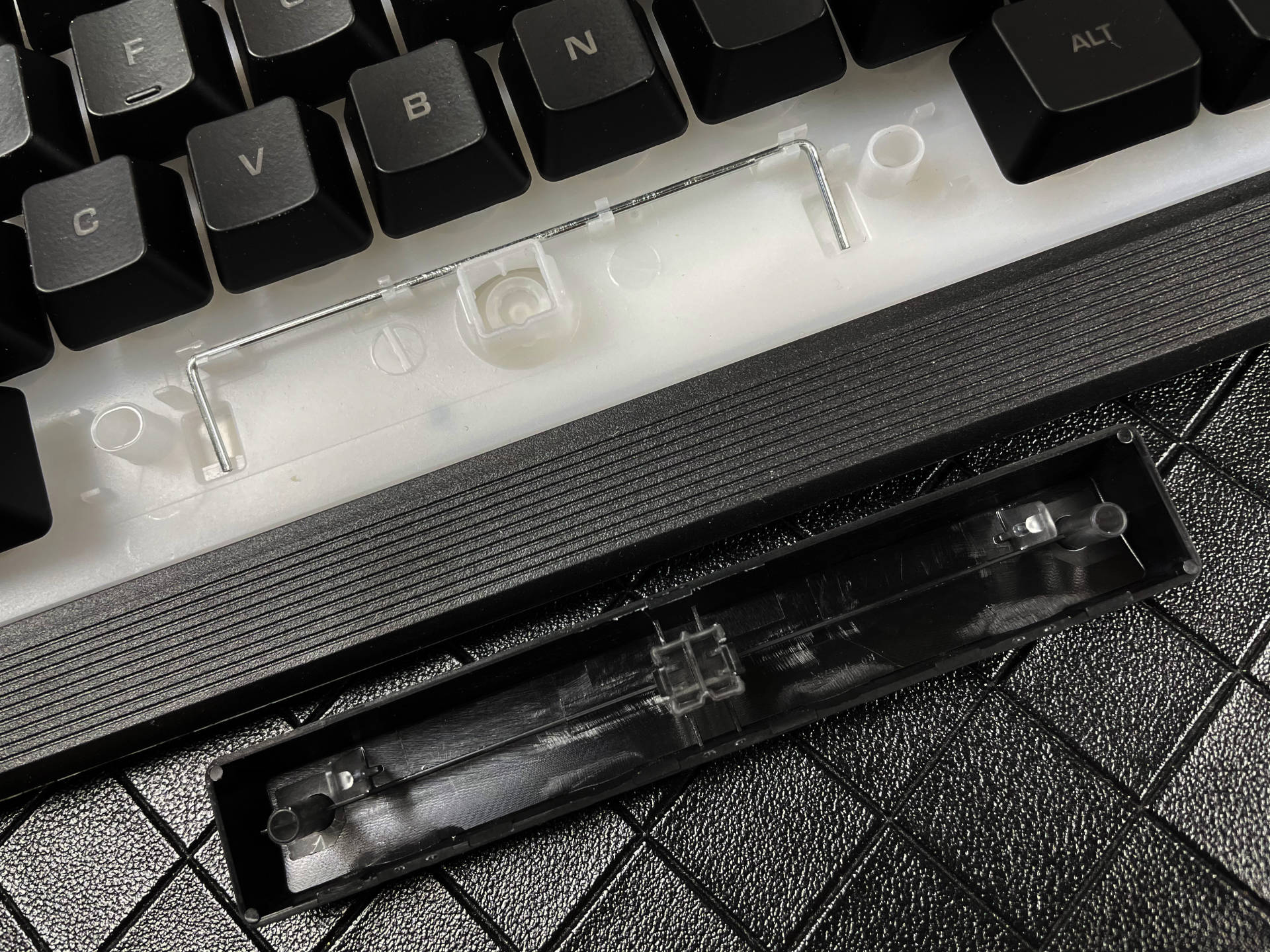 rgb键盘会出现个别不亮吗,rgb键盘有一个灯不一样怎么办