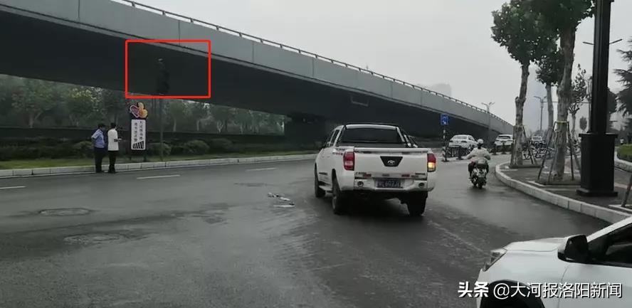 洛阳各个路口信号灯解释,路口转向灯不亮能不能过