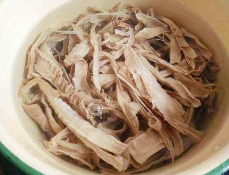 笋干怎么泡更容易软,笋干焯水要过冷水洗吗