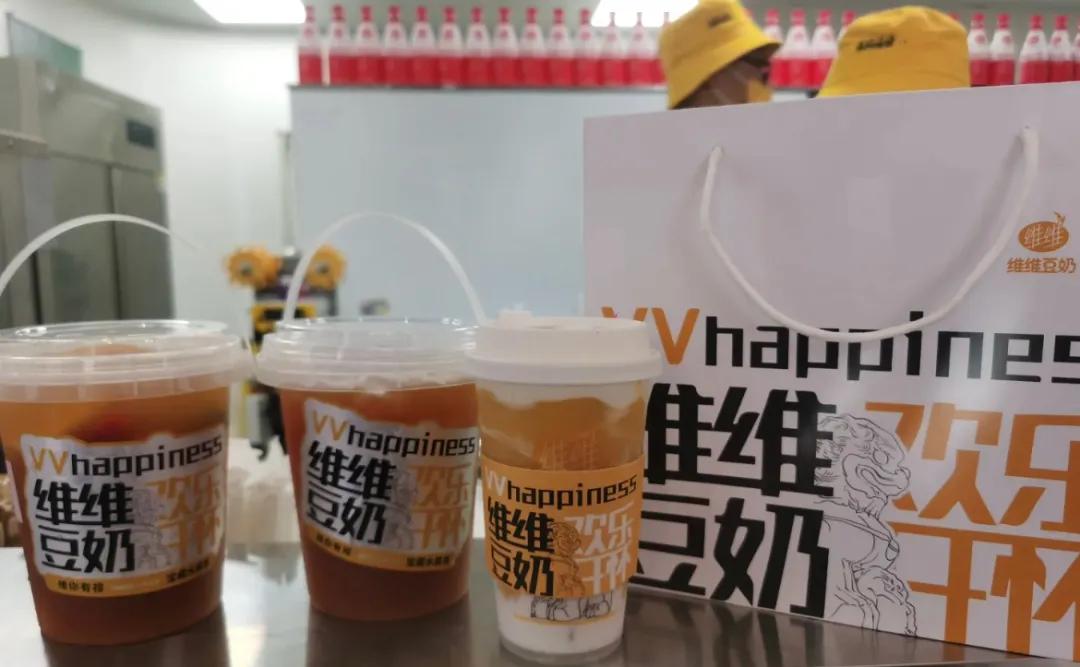 “豆奶大王”开奶茶店，目标万家，是真跨界还是“割韭菜”？