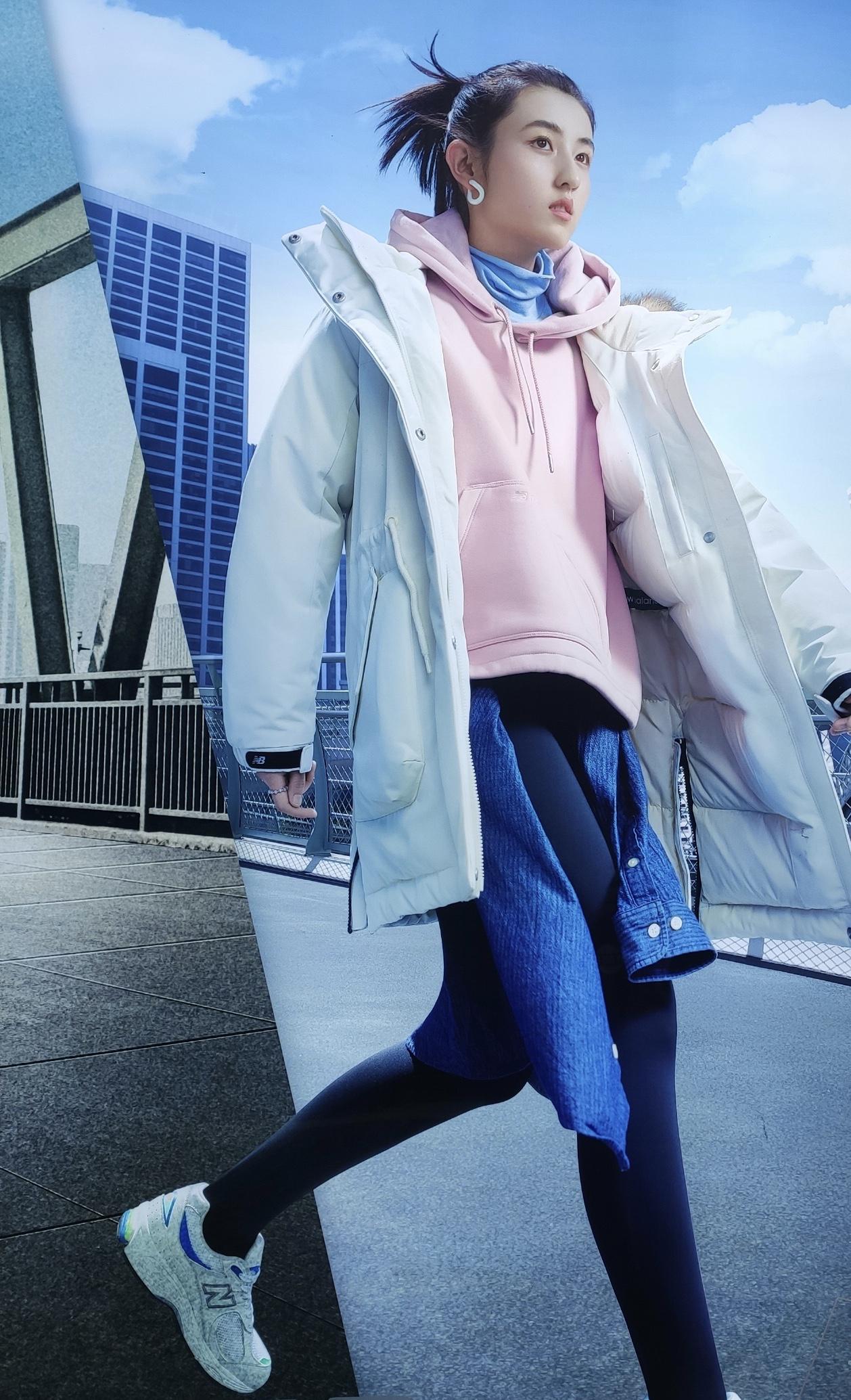 张子枫和孙俪妹妹成同学，代言运动品牌，白色羽绒衣秀冬季时尚