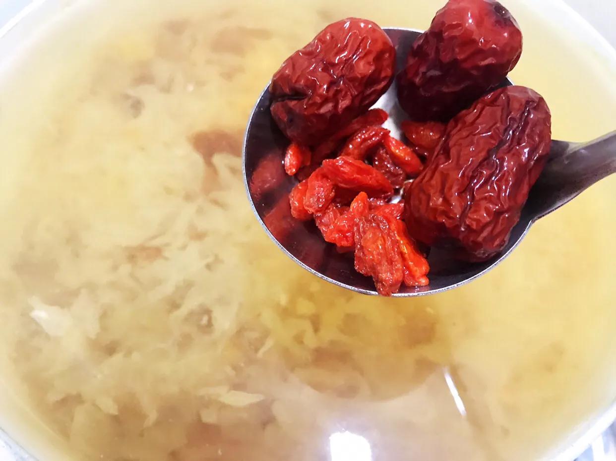 银耳羹怎么熬制好喝又营养,银耳桃胶皂角米银耳羹
