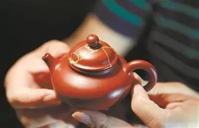 壶裂了能用米糊修补吗,汽车塑料副水壶裂了能修补吗