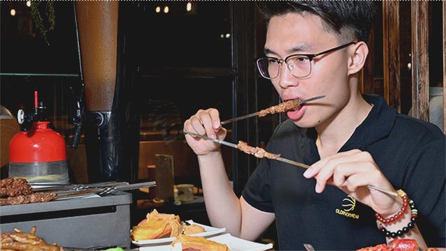 人气爆红的烧烤场，藏在了650㎡的校园课室里