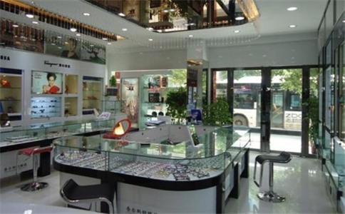 年轻人投资开店铺做什么,开眼镜店加盟好还是自己开店好