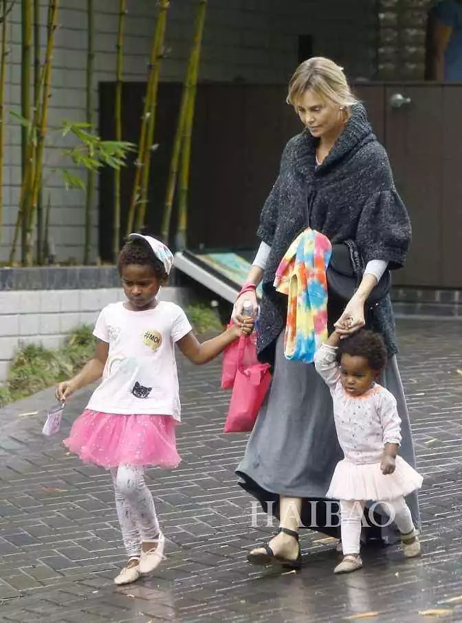 她的43岁，剃平头、扮丑增重50磅，她比男人更英气，比女人更妩媚