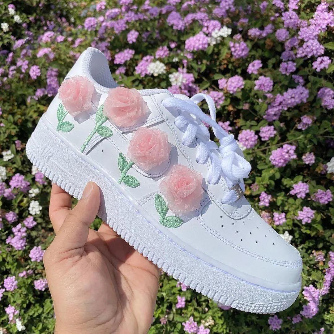 「整鞋外科」有人选择在鞋店“0元购”，有人通过球鞋定制来发声