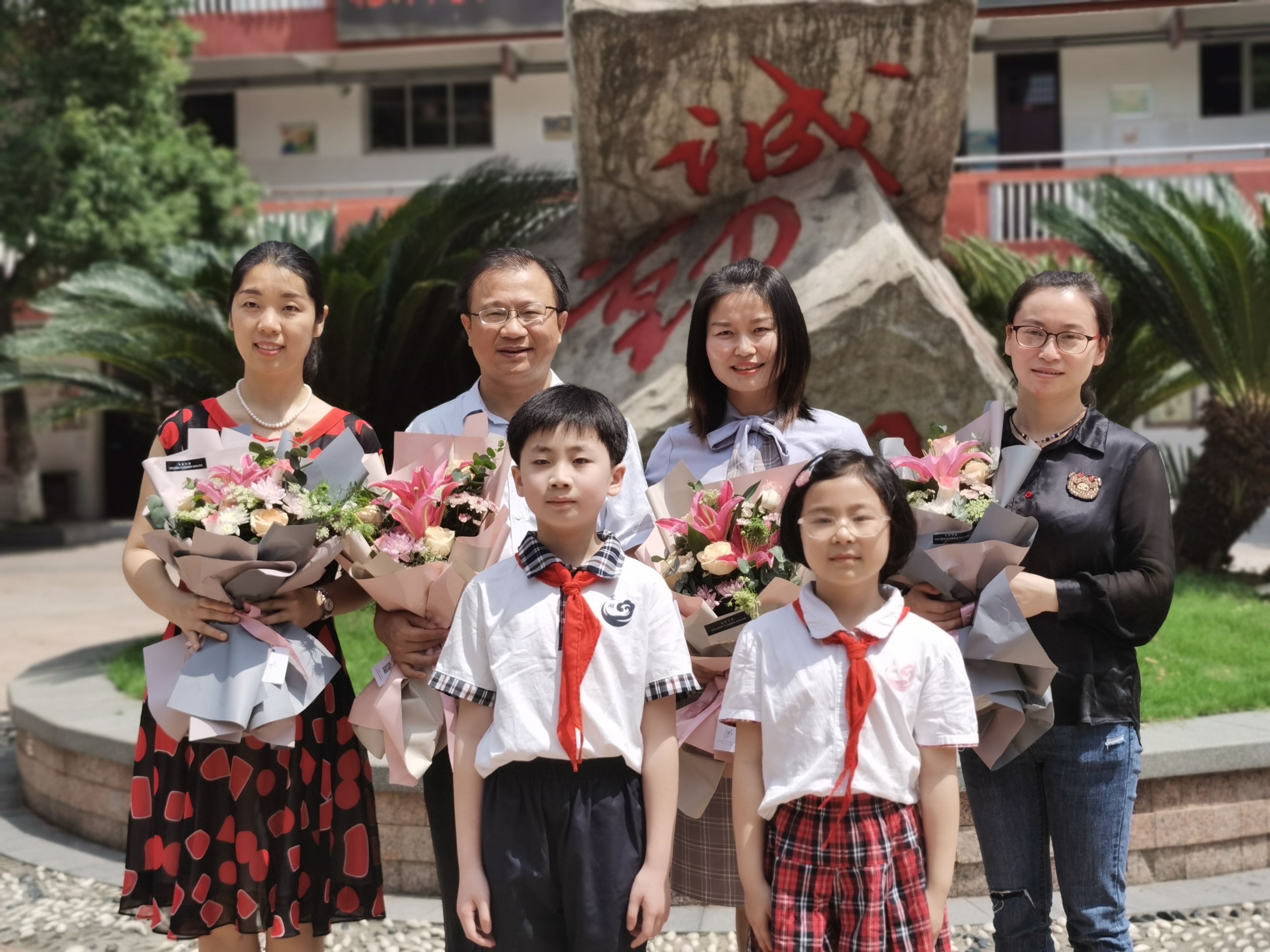 礼赞抗疫英雄弘扬抗疫精神,学习抗疫先进事迹致敬抗疫英雄