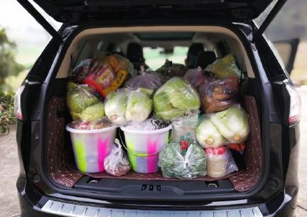 回家过年返程时的后备箱,离家时后备箱装满父母的爱