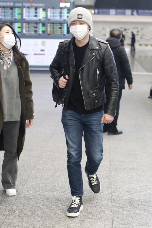 黄轩休闲西装穿搭,黄轩穿背心少年感