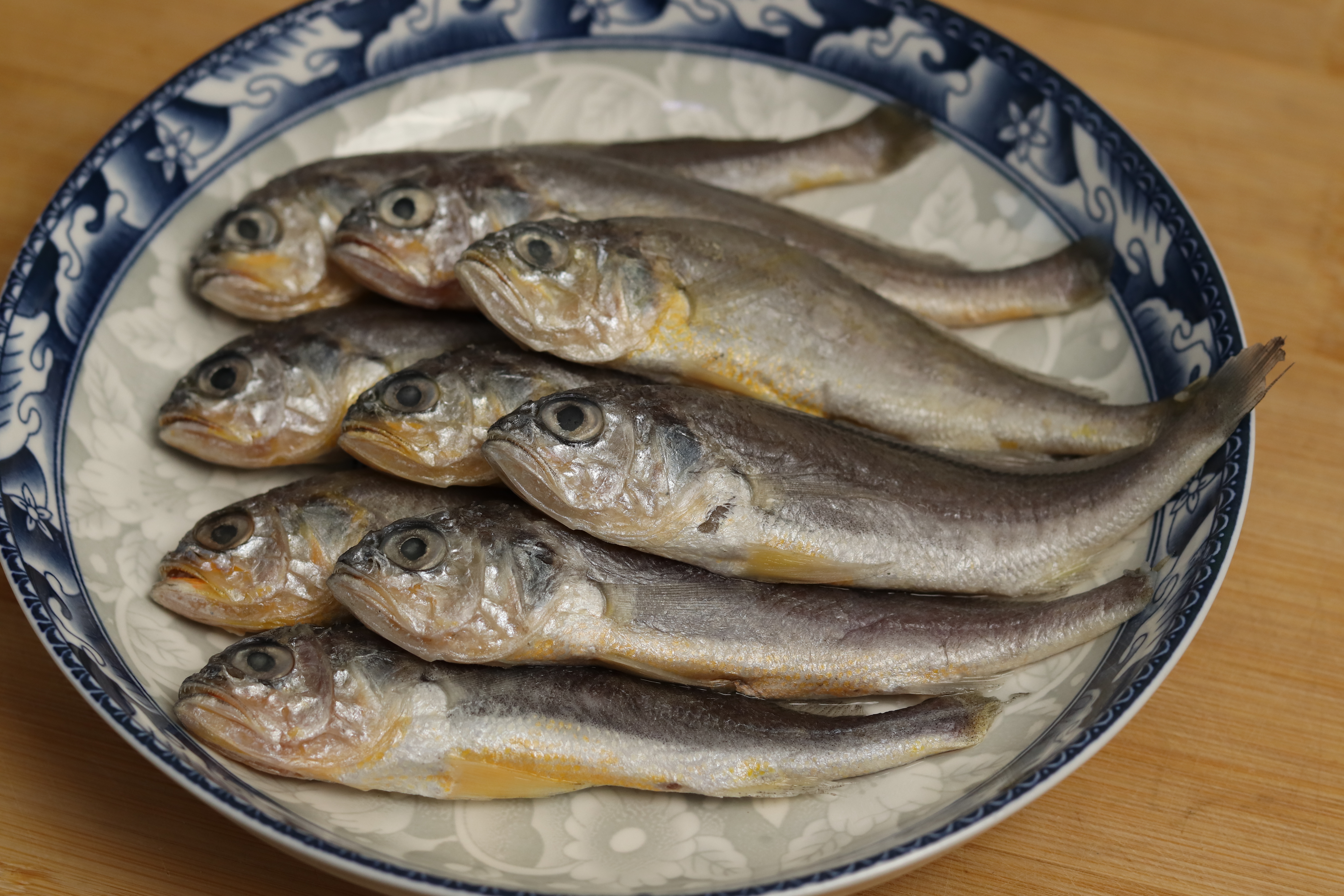 炸鱼时，用淀粉还面粉？差别挺大，大厨教你正确的做法，外酥里嫩