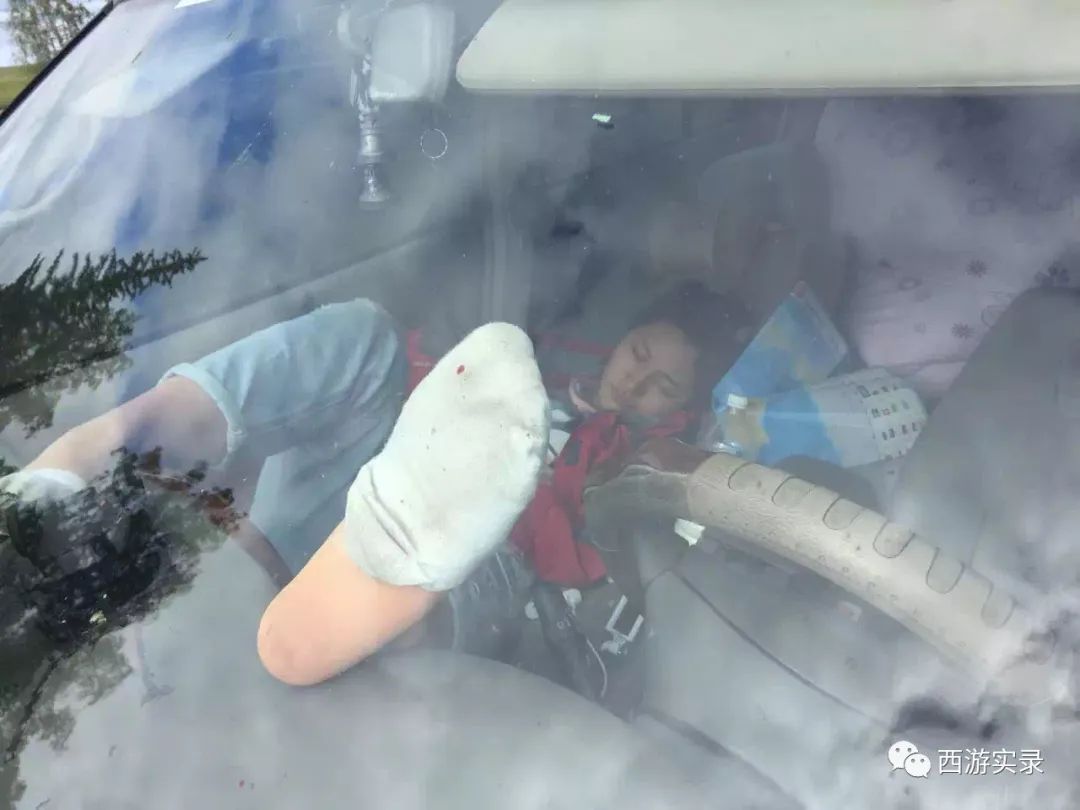 这女孩看到俄罗斯帅哥搭车，逼我停车，否则跳车