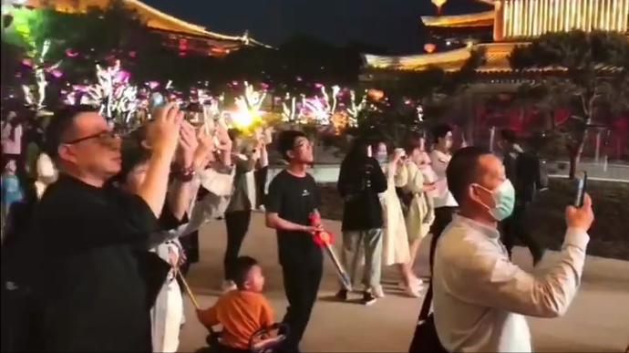 大唐不夜城超大裸眼3d屏幕,大唐不夜城元气森林大屏