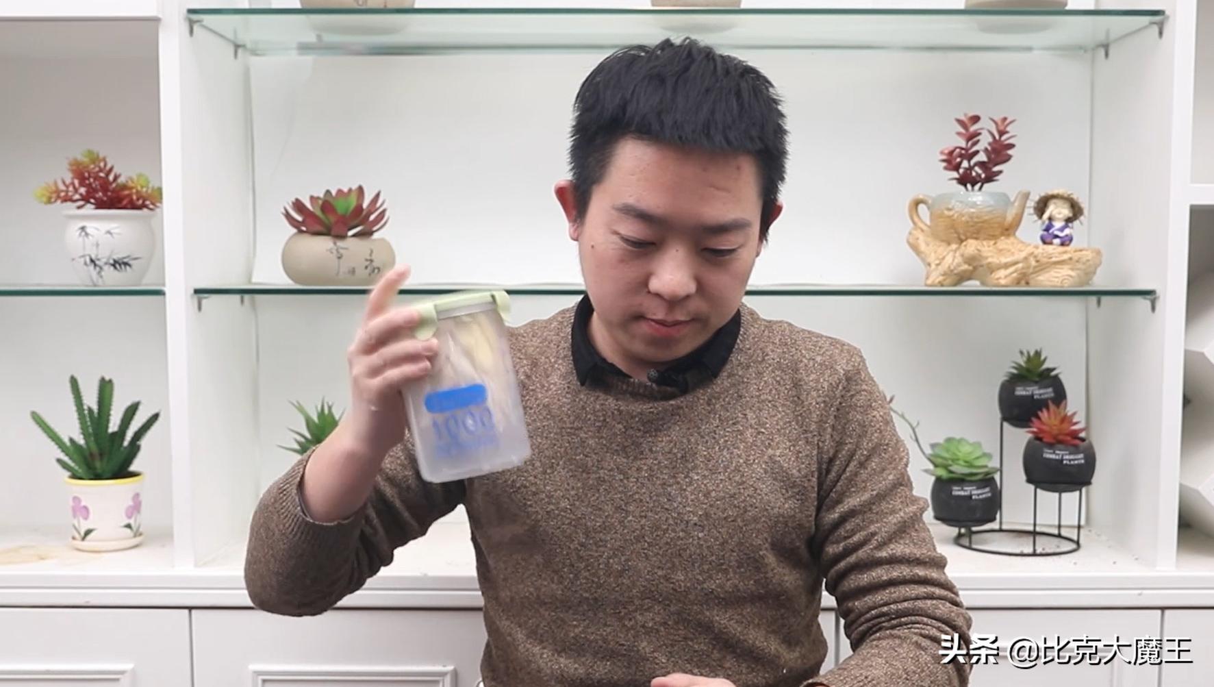 剥大蒜还有简单技巧，只需轻轻一搓，大蒜皮自动脱落，太方便了