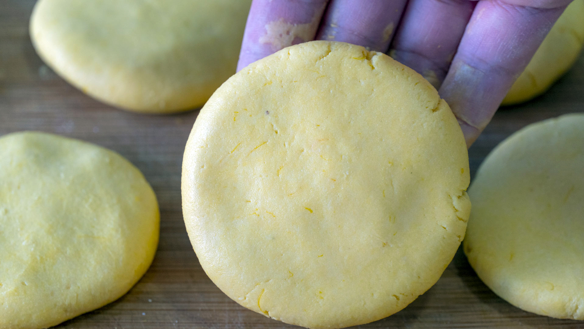 软糯香甜的南瓜饼超简单,好吃的南瓜饼老人孩子都抢着吃