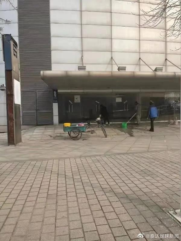 人走茶凉，泰达大球场玻璃留言被擦除，昔日泰达已成回忆