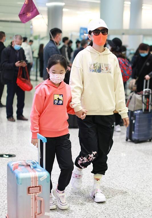 杨幂穿回力,杨幂穿回力小白鞋