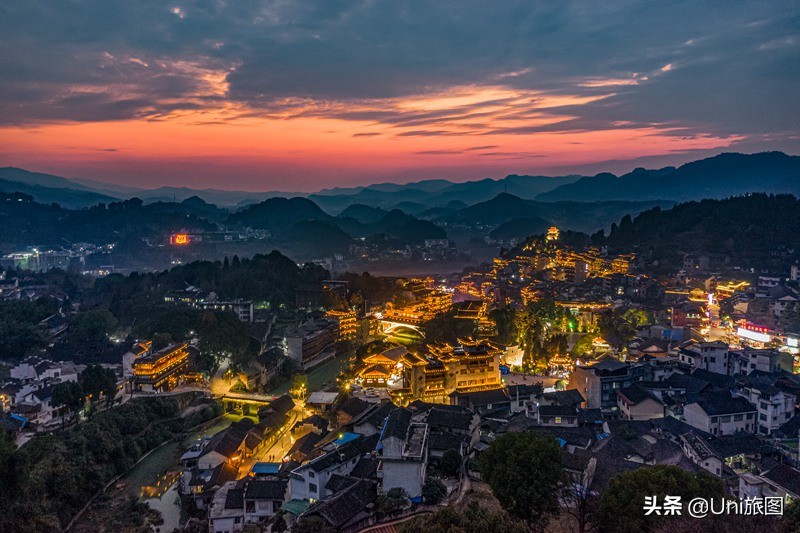 芙蓉镇挂在瀑布上的千年古镇,芙蓉镇是挂在瀑布上的古镇