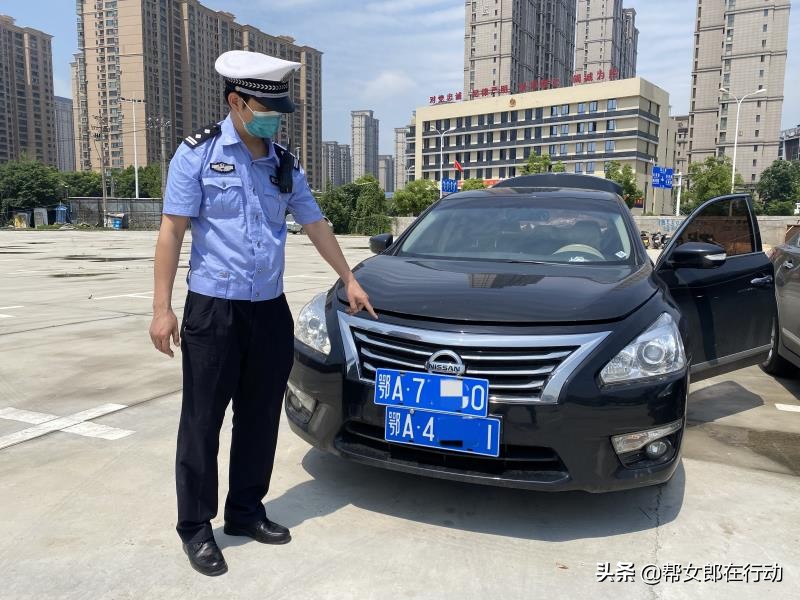 两车并排高速行驶武汉交警 (交警查获两地轿车)