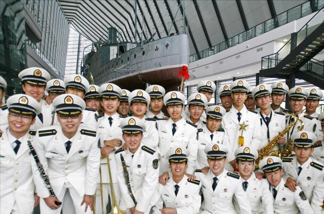 当兵想长期留部队当什么兵好,当兵一直留在部队有条件吗