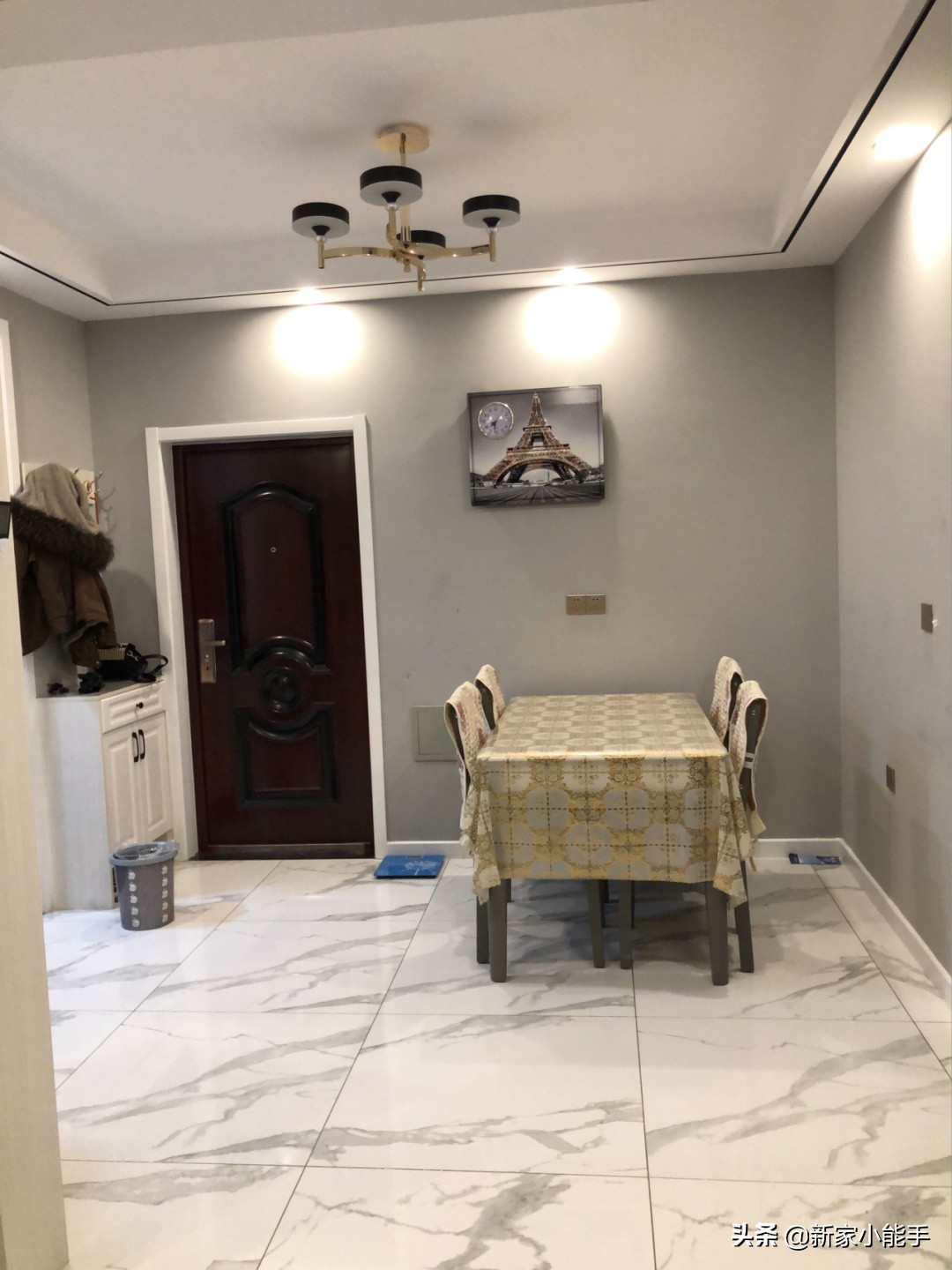 阳台一端打榻榻米,阳台隔一间房子做榻榻米