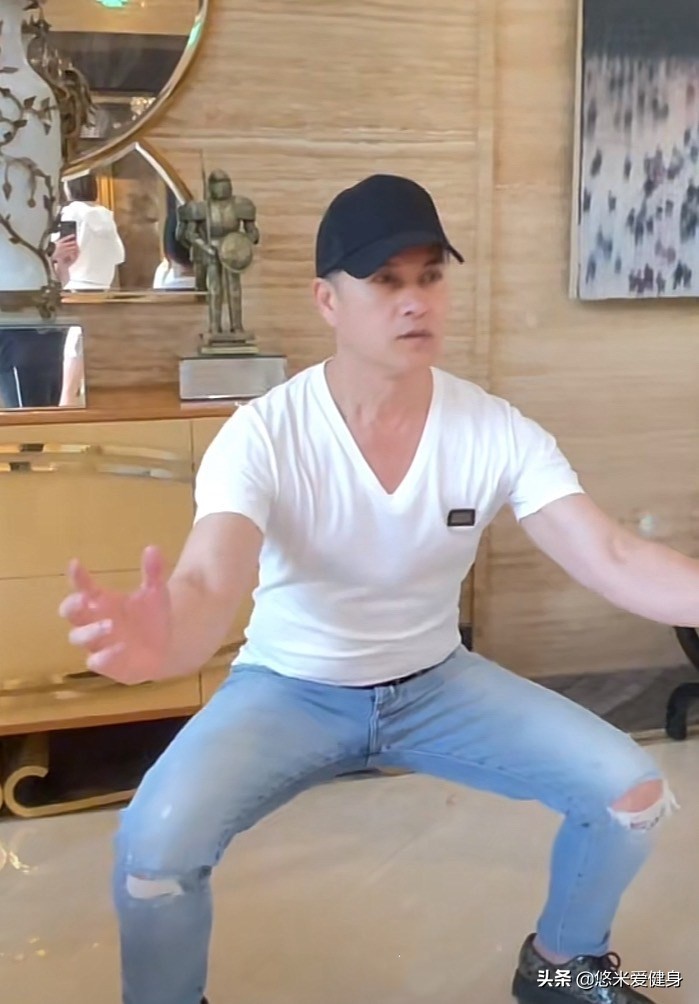 吕良伟扎马步的正确姿势减肥,62岁吕良伟保持身材如同年轻小伙