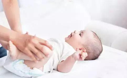 新生儿憋气小腿乱蹬是什么情况,新生儿憋气使劲踢腿哭闹