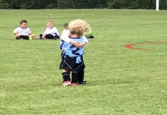 让小孩看球赛对踢球有帮助吗,孩子去外面踢球比赛好吗