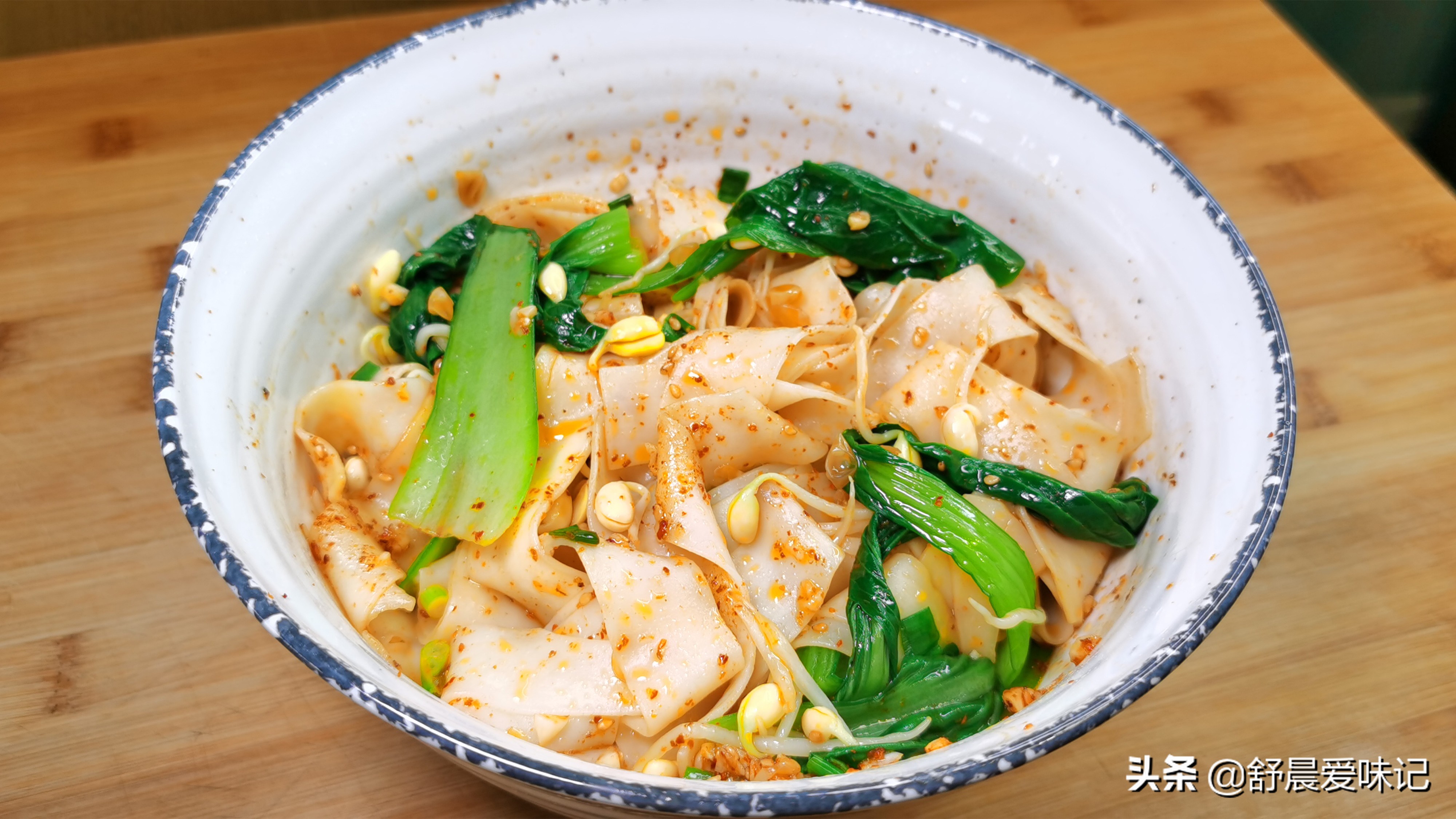 油泼面好吃做法简单健康营养,油泼面的家常做法简单的