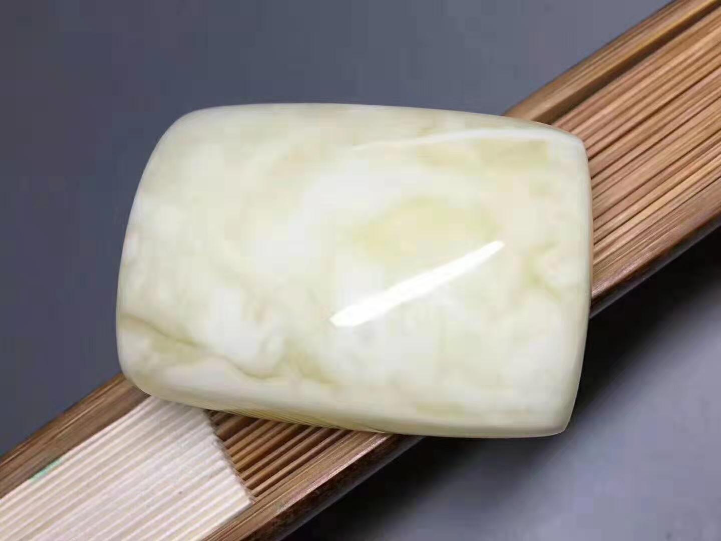 蜜蜡原石边角料怎么辨别真假,蜜蜡打紫光灯一定能鉴别真假吗