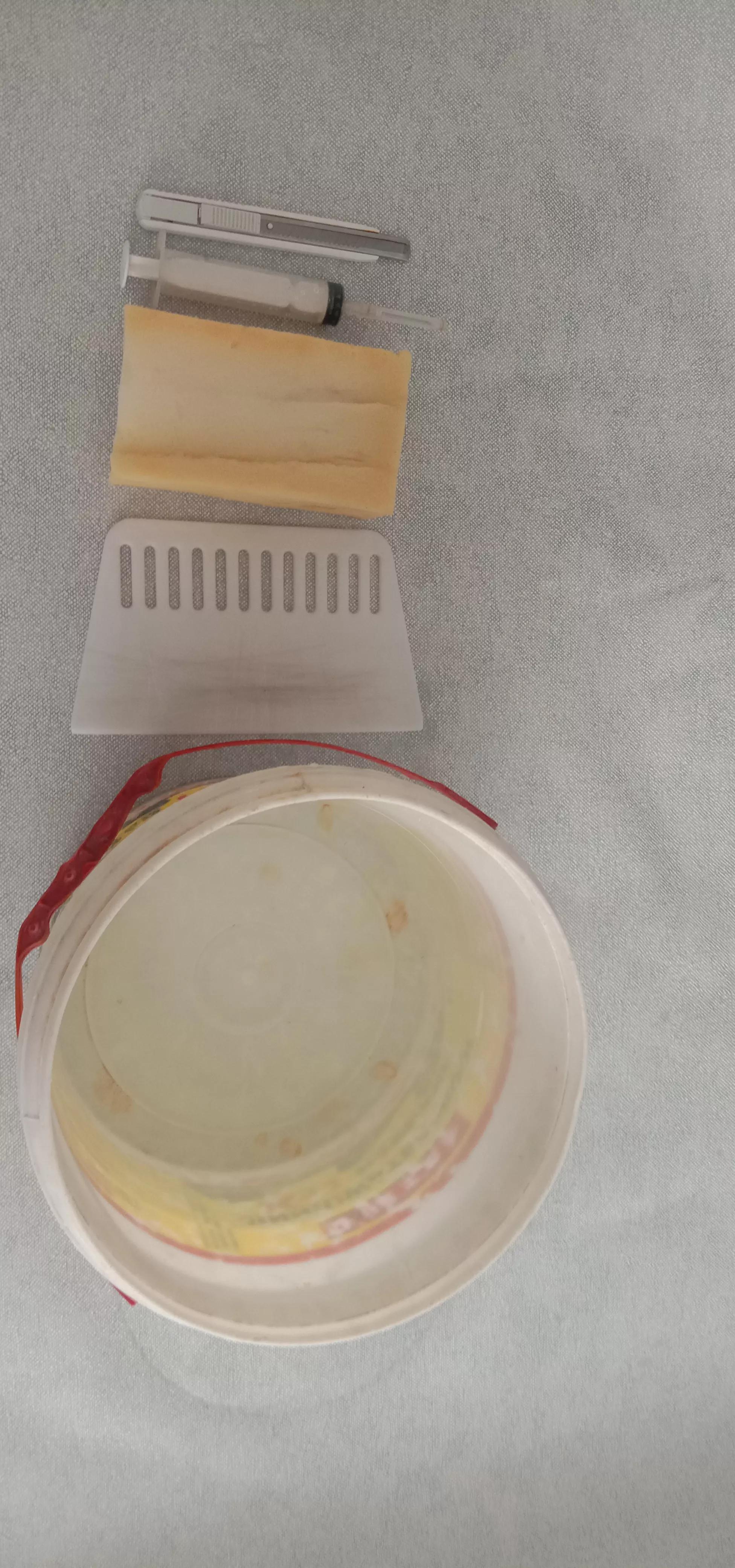 家里壁纸破了洞怎么遮盖,家里贴的壁纸有裂缝怎么处理