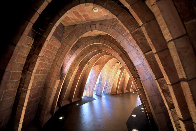 米拉之家是什么风格建筑,和米拉之家相似的建筑