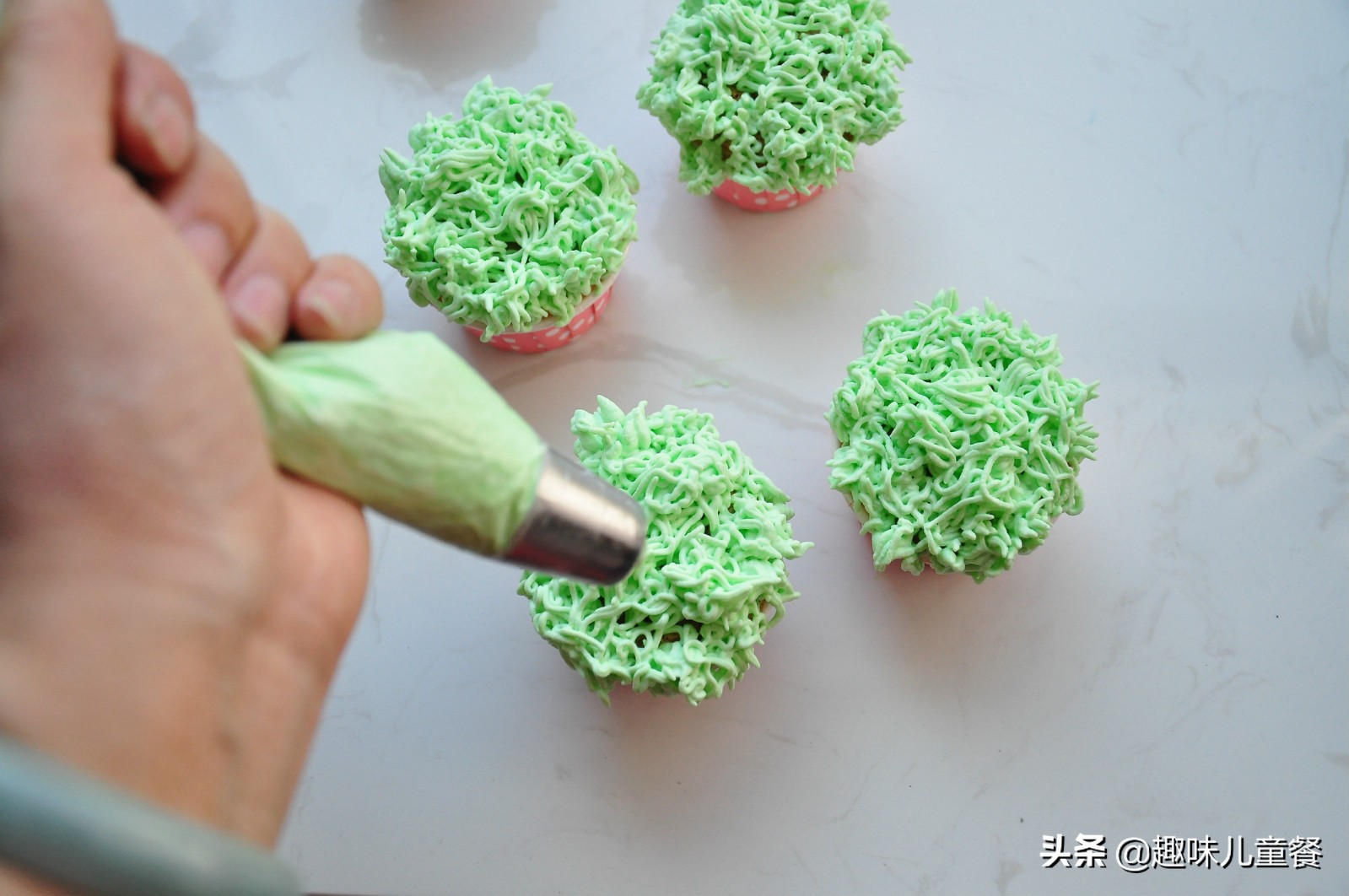 超萌兔蛋糕制作过程,怎么给兔兔做生日蛋糕