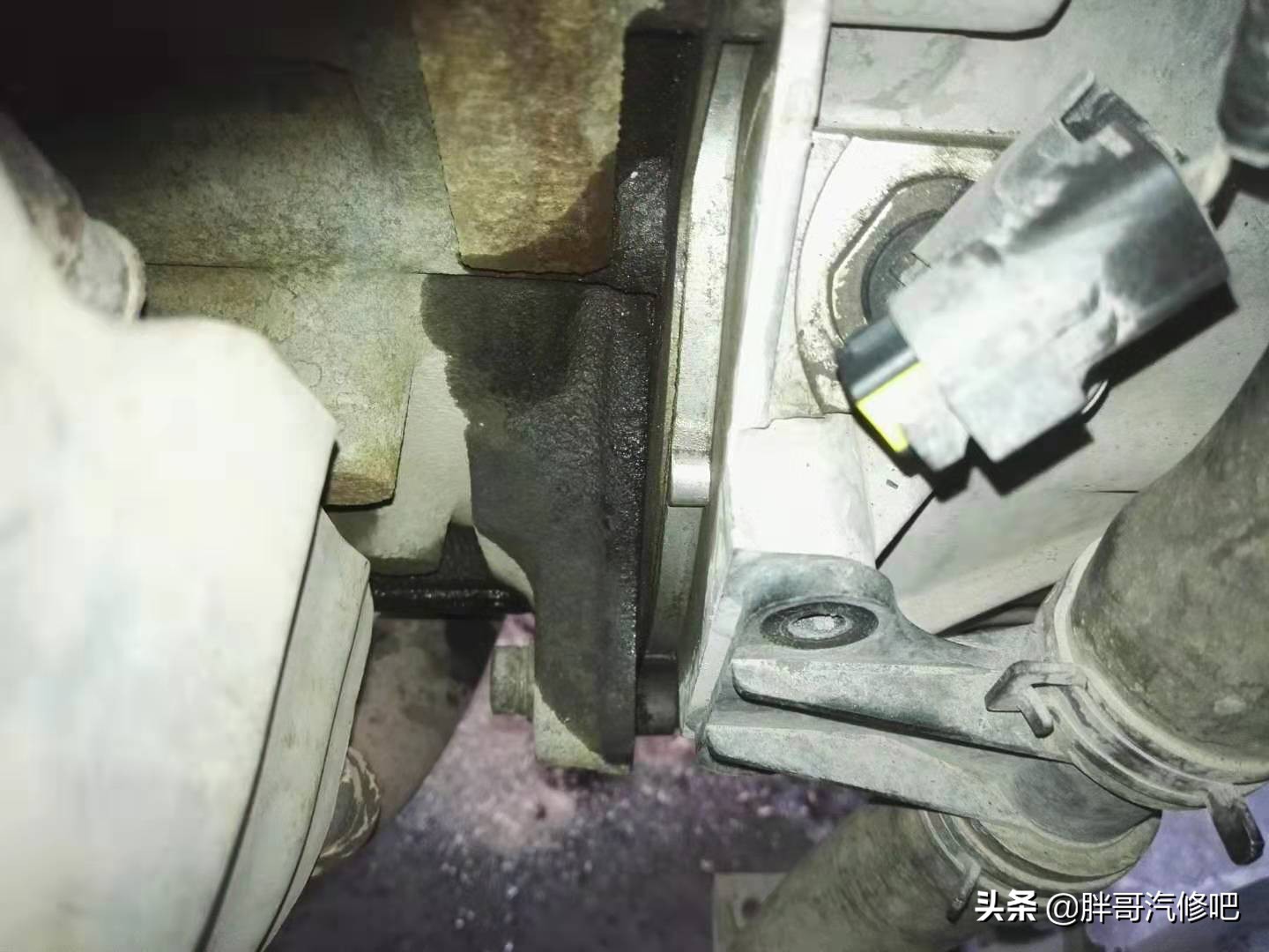 变速箱壳体损坏是维修还是换新,汽车变速箱壳破裂怎么维修