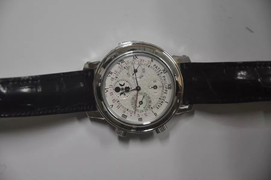 6万人围观!这位贪官的一块手表,起拍价720万元!...