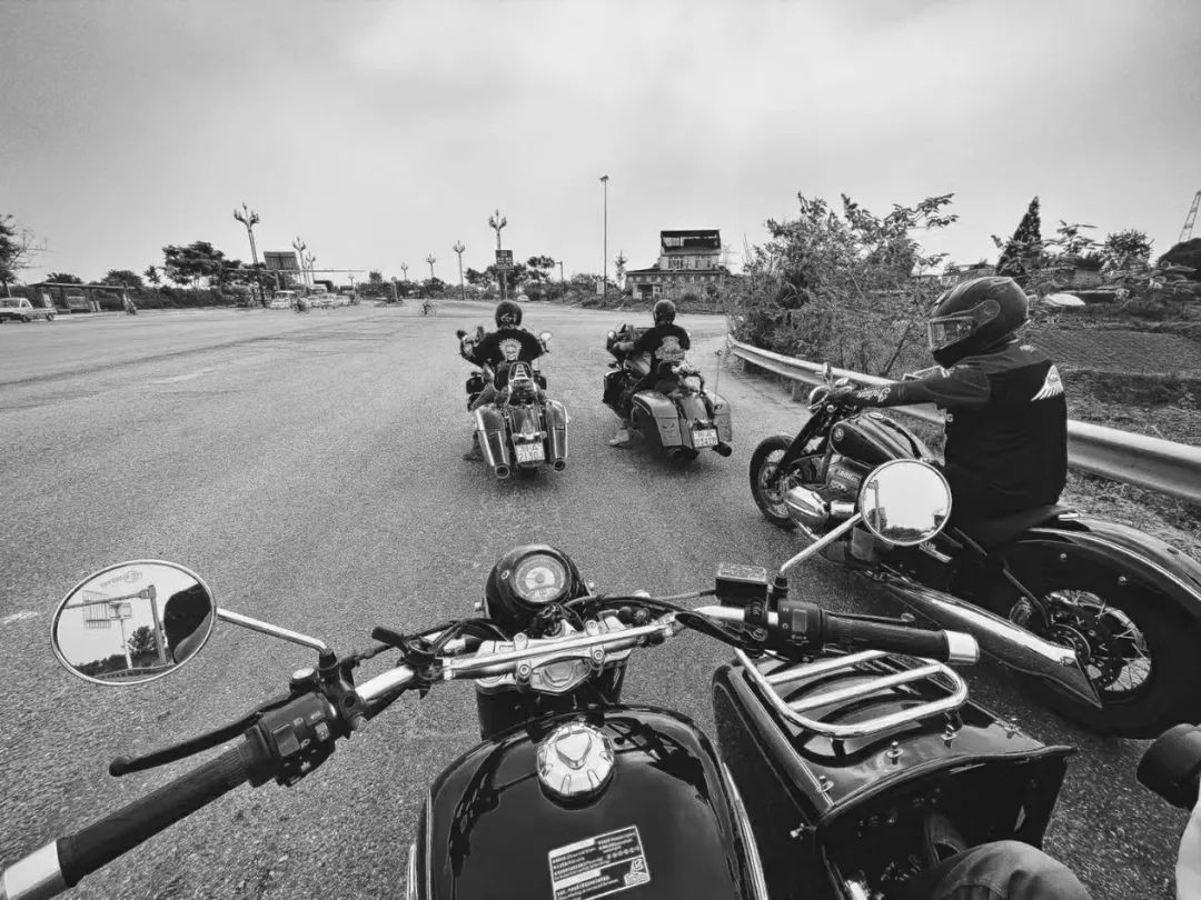 成都帅大叔卖周边，这群怕老婆的男人，偷拿私房钱也要买