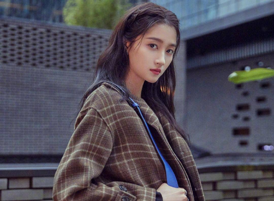 关晓彤深夜秀香肩,关晓彤上班路透照曝光