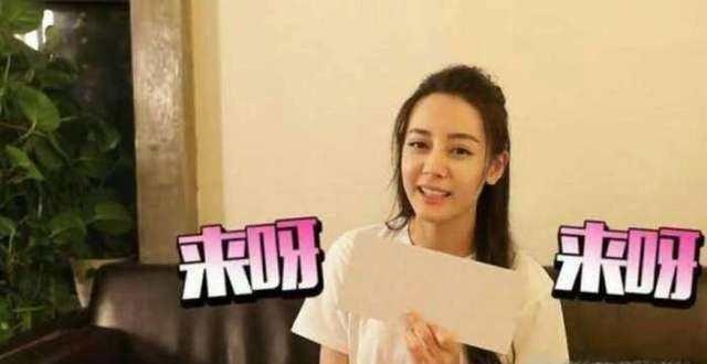 迪丽热巴2018年机场和粉丝聊天,迪丽热巴对粉丝说悄悄话