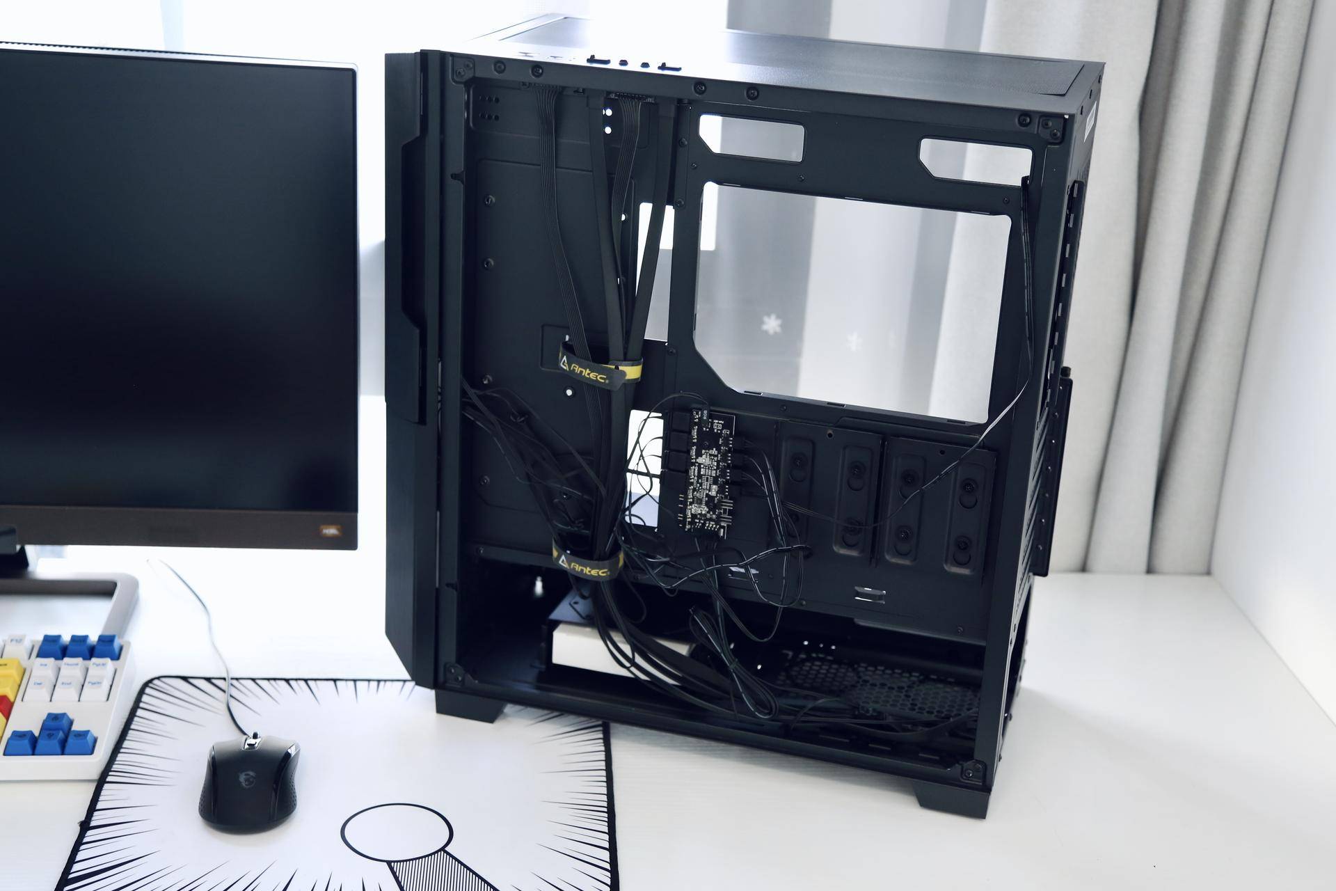 为刚踏入社会的小兄弟，配了一台高颜值散热好的FLUX平台主机